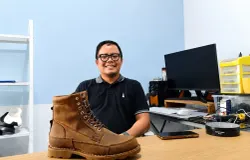Mochamad Indra Yusuf Wahyudin, pemilik Koku Footwear (produsen sepatu kulit) di Taman Cibaduyut Indah, Kecamatan Dayeuhkolot, Kabupaten Bandung, (26/5/2026). (Sumber: Ayobandung.id | Foto: Aris Abdulsalam)