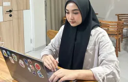 Ilustrasi penulis sedang membedah narasi iklan. (Dokumentasi pribadi)