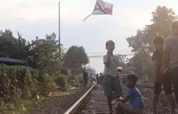 Anak-anak bermain layangan di atas rel kereta api Jalan Laswi (Sumber: Ayobandung.com | Foto: Irfan Al-Faritsi)