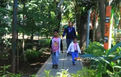 Warga saat berada di Taman Lansia, Kota Bandung, Jumat 30 Juni 2023. (Sumber: Ayobandung.com | Foto: Irfan Al-Faritsi)