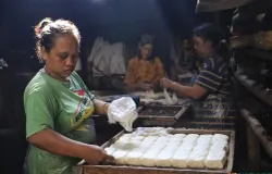 Kenaikan harga kedelai impor membuat keuntungan perajin tahu dan tempe terus menyusut. (Sumber: ayobandung.id | Foto: Irfan Al Faritsi)