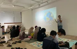 Diskusi film Menolak Punah di Tjap Sahabat Bandung mengajak peserta melihat kembali hubungan antara isi lemari dan krisis lingkungan. (Sumber: ayobandung.id | Foto: Ilham Maulana)