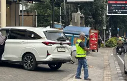 Keputusan Konsumen untuk belanja goyah karena adanya parkir (Foto: muhammad yogi)