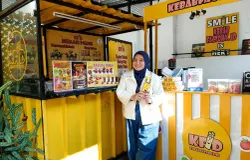 Widya Ratna Puspita, pemilik KebabFactory.id, di Jalan Kihiur 4, Cihapit, Kota Bandung, (5/6/2026). (Sumber: Ayobandung.id | Foto: Aris Abdulsalam)