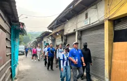 Peserta Bobotoh Story Walk menyusuri jalanan Bandung sambil mendengarkan kisah-kisah yang membentuk sejarah Persib. (Sumber: ayobandung.id | Foto: Ilham Maulana)