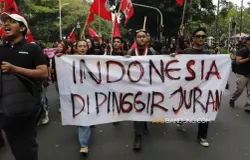 Mahasiswa dari berbagai perguruan tinggi di Bandung Raya menggelar aksi unjuk rasa di depan Gedung DPRD Jawa Barat, Kota Bandung, Senin 15 Juni 2026. (Sumber: Ayobandung.com | Foto: Irfan Al-Faritsi)