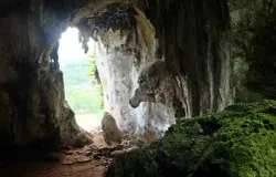 Sebuah gua alami yang menyimpan situs purbakala, Gua Pawon. (Sumber: Wikimedia Commons | Foto: Nuryahya64)