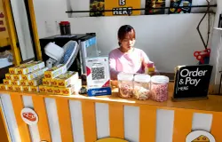 Pegawai sedang menyiapkan pesanan konsumen kedai KebabFactory.id di Jalan Kihiur 4, Cihapit, Kota Bandung. (Sumber: Ayobandung.id | Foto: Aris Abdulsalam)