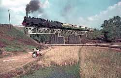 Lokomotif CC 10 14 dan CC 10 30 melintas di petak Cibatu-Garut, 1972 (Sumber: Wikimedia Commons (CC BY 2.0) | Foto: Frank Stamford)