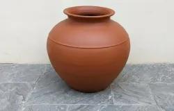Gentong untuk menampung air bersih masih terus dibuat oleh para pembuat gerabah. (Sumber: Istimewa)