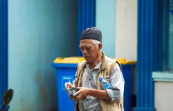 Ilustrasi warga Indonesia sedang menghitung uang di dompet. (Sumber: Pexels | Foto: abs bob)