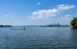 Nelayan di Waduk Jatigede, Desa Cisurat, Kecamatan Wado, Kabupaten Sumedang, (11/6/2026). (Sumber: Ayobandung,id | Foto: Aris Abdulsalam)