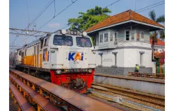 Transportasi publik yang digunakan masyarakat Indonesia setiap harinya. (Sumber: Pexels | Foto: Noel Snpr)