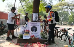 Komunitas sepeda dan pejalan kaki memasang memorial Ghost Bike di Jalan Soekarno-Hatta sebagai simbol duka atas tewasnya seorang remaja saat bersepeda. (Sumber: ayobandung.id | Foto: Gilang Fathu Ramadhan)