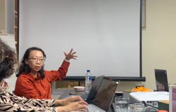 Ika Ningtyas, Koordinator Cek Fakta Tempo, memaparkan cara mengenali operasi manipulasi informasi yang bekerja secara terorganisasi di ruang digital kepada para jurnalis di Bandung. (Sumber: ayobandung.id | Foto: Halwa Raudhatul)
