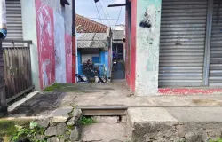 Harta karun pertama yang saya temukan! Menyembul di antara tanah di sebelah kiri jalan, membuktikan sejarah menolak terkubur. (Sumber: Pribadi | Foto: Pribadi)