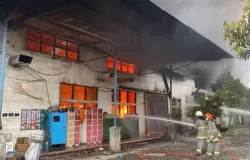 Ilustrasi kebakaran pabrik di daerah Cipadung, Kota Bandung. (Sumber: Ayobandung.com | Foto: Fira Nursyabani)