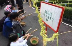 Permainan tradisional Sunda di halaman Gedung Pakuan. (Sumber: Ayobandung.com | Foto: Irfan Al-Faritsi)