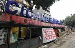 Sejumlah spanduk penolakan pembangunan jalur BRT yang dipasang oleh para pedagang terlihat di depan lapak PKL, Jalan Ahmad Yani, Cicadas, Kota Bandung, (17/12026). (Sumber: Ayobandung.com | Foto: Irfan Al-Faritsi)