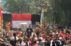 Ngertaken Bumi Lamba di Gunung Tangkuban Parahu. (Sumber: Penulis | Foto: Rio Praja)