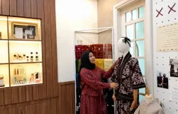 Nurdini Prihastiti, founder sekaligus pemilik Dama Kara di Jalan Gandapura, Kota Bandung, (23/6/2026). (Sumber: Ayobandung.id | Foto: Aris Abdulsalam)