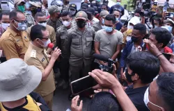 Pejabat bicara dengan pendemo (Sumber: malukuprov.go.id)