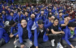 Unjuk rasa mahasiswa dari berbagai perguruan tinggi di Bandung Raya. (Sumber: Ayobandung.com | Foto: Irfan Al-Faritsi)