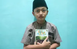 Aa Akil bergaya dengan buku Serunya Dunia Fabel, karya Kelas V Al-Razi SD Islam Al-Amanah, penerbit Dandelion Publisher,  cetakan pertama Mei 2026, editor Utrujah Alesha. (Sumber: Istimewa | Foto: IBN GHIFARIE)