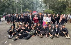 Saya (penulis) bersama kawan-kawan pecinta budaya Lembang dalam acara ngertakeun bumi lamba 2026. (Sumber: Dokumentasi Penulis | Foto: Malia Nur Alifa)