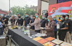 Polda Jabar musnahkan narkotika. (Sumber: Ayobandung.com | Foto: Rahmat Kurniawan))