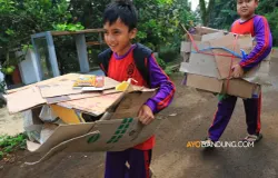 Sejumlah siswa MI Al-Mujtahidin membawa sampah hasil dari sedekah sampah dan disetorkan ke Bank Sampah Produktif Cidadap Berseri, Padalarang, Kabupaten Bandung Barat, (11/11/2022). (Sumber: Ayobandung.com | Foto: Irfan Al-Faritsi)