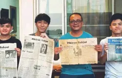 Mahasiswa Fakultas Pendidikan Bahasa dan Sastra, Universitas Pendidikan Indonesia (UPI) Bandung, melakukan penelitian terhadap surat kabar Pikiran Rakyat edisi lawas. (Foto: Kin Sanubary)