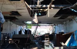 Apakah Bekas Barak yang Hampir Rubuh di dalam Kompleks Militer Yon Arhanud 3/Kelelawar ini layak disebut Cagar Budaya? (Sumber: Survei Lapangan 29 Juni 2026 | Foto: Garbi Cipta Perdana)