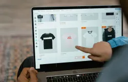 Ilustrasi membeli baju secara online. (Sumber: Pexels | Foto: MART PRODUCTION)