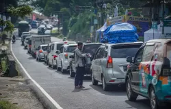 Sejumlah kendaraan pemudik memadati Jalan Raya Nagreg, Cikaledong, Kabupaten Bandung pada Jumat, 28 Maret 2025. (Sumber: Ayobandung.id | Foto: Kavin Faza)