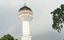 Menara Mesjid Agung Bandung. (Sumber: Dokumentasi Penulis | Foto: Abah Omtris)