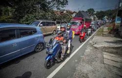 Sejumlah kendaraan pemudik memadati Jalan Raya Nagreg, Cikaledong, Kabupaten Bandung pada Jumat, 28 Maret 2025. (Sumber: Ayobandung.id | Foto: Kavin Faza)