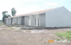 Pekerja merampungkan proyek rumah subsidi di El Hago Residence, Mekarbakti, Kecamatan Pamulihan, Kabupaten Sumedang (3/12/2020). (Sumber: Ayobandung.com | Foto: Deni Suhendar/Magang)