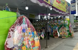 Keranjang parcel tersusun rapi di kawasan Buah Batu, Kota Bandung. Pedagang kini harus putar otak demi mengatasi tren penjualan yang menurun. (Sumber: ayobandung.id | Foto: Halwa Raudhatul)