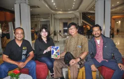 Obrolan hangat bersama Ai Takeshita di lobi Hotel Savoy Homann, Bandung. Percakapan lintas budaya mengalir santai menjelang waktu berbuka puasa. (Sumber: Dokumentasi Penulis)