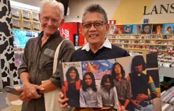 Benny Soebardja dengan vinyl "Shark Move" (1973) di Delft, Belanda. Dijuluki oleh media asing sebagai The Godfather of Indonesian Progrock Underground. (Sumber: Istimewa)