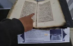 Pameran Al-Qur’an Mushaf Sundawi berhias motif khas budaya Jawa Barat di Pusdai, Kota Bandung, Jumat 20 Februari 2026. (Sumber: Ayobandung.id | Foto: Irfan Al-Faritsi)