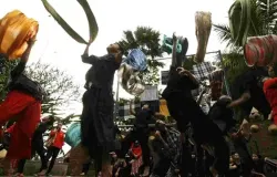 Anak-anak yang tergabung dalam Komunitas Hong sedang asyik bermain kaulinan tradisional, babalonan sarung. (Sumber: AyoBandung | Foto: Danny)