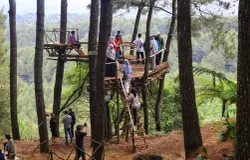 Suasana destinasi ekowisata di Bukit Senyum, Kabupaten Bandung Barat, saat libur lebaran. (Sumber: Ayobandung.id | Foto: Irfan Al-Faritsi)