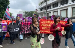 Ratusan orang berkumpul memperingati International Women’s Day (IWD) 2026 di Jalan Kawasan Asia Afrika Kota Bandung, Minggu (8/3) (Sumber: ayobandung.id | Foto: Halwa Raudhatul)