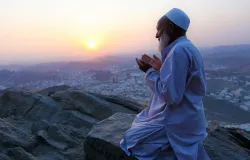 Seorang laki-laki muslim sedang bermunajat dalam kesendirian di ujung senja (Sumber: pixabay | Foto: pixabay)