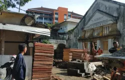 Indra Wijaya, S.E. sedang melaukan pengawasan kegiatan revitalisasi Gereja S. Albanus pada 6 Maret 2024. (Sumber: Dokumentasi Penulis | Foto: Garbi Cipta Perdana)
