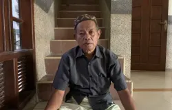 Didin menjalankan rutinitas membersihkan masjid. Selama lebih dari satu dekade ia bekerja sebagai marbot. (Sumber: ayobandung.id | Foto: Halwa Raudhatul)