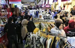 Sejumlah pengunjung memilih pakaian di Pasar Baru Trade Center, Kota Bandung, Jumat 13 Maret 2026. (Sumber: Ayobandung.com | Foto: Irfan Al-Faritsi)