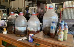 Galon air mineral bekas diisi sampah organik seperti kulit buah dan sisa sayuran yang akan difermentasi menjadi eco enzyme. (Sumber: ayobandung.id | Foto: Ilham Maulana)